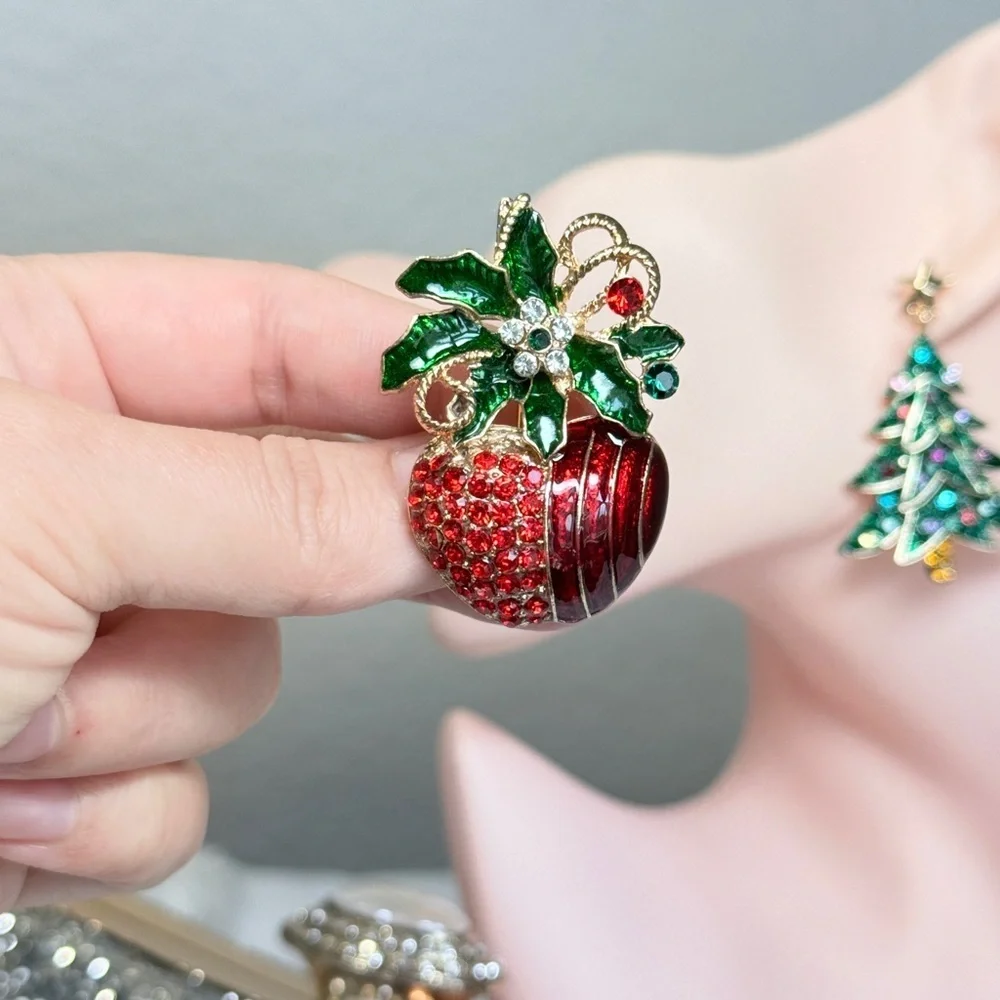 ⚜️❤️‍🔥 Elegant Red and Green Brooch